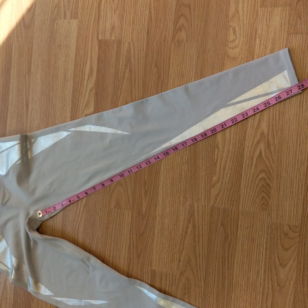 Alo Airbrush Leggings Dove Grey with Silver Facet Size Small - Picture 8 of 13